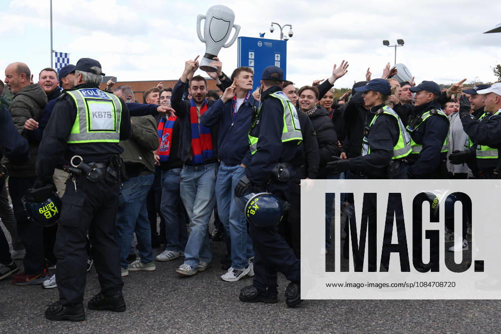 Brighton gegen Crystal Palace, 18. Oktober 2026, Brighton, Premier League: Szenen vor dem Amex Stadium bei der Ankunft der Palace-Fans. Foto: Charlotte Wilson, Offside Brighton, Großbritannien