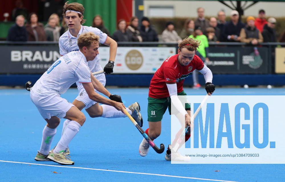 Men s Field Hockey Bundesliga: John Dammerts (right) of the Hamburg Polo Club goes head-to-head with Mario Schachner (left) of Mannheimer HC