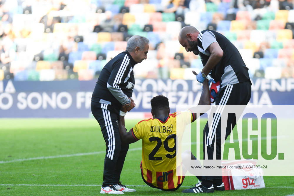IPA89854409 - Injury to Lecce s Lassana Coulibaly during the Udinese Calcio vs. US Lecce Italian Serie A soccer match in Udine, Italy, on October 18, 2026