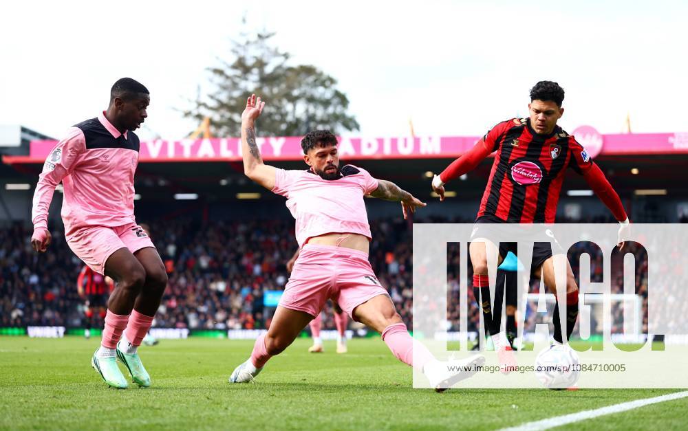 Omar Alderete of Sunderland and Evanilson of AFC Bournemouth. Bournemouth v Sunderland, Premier League, Football, Vitality Stadium, Bournemouth, UK - 18 Oct 2026Bournemouth Vitality Stadium United Kingdom