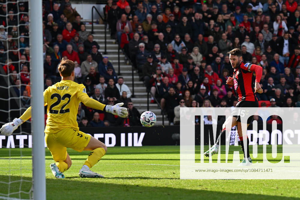 Bournemouth v Sunderland, Premier League Adam Smith (15) of AFC Bournemouth shoots at goal and misses the target during the Premier League match between Bournemouth and Sunderland at the Vitality Stadium, Bournemouth, UK on 18 October 2026. Bournemouth Vitality Stadium Dorset UK Editorial use only DataCo restrictions apply See www.football-dataco.com ,