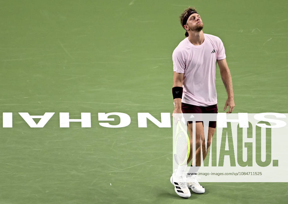 (261018) -- SHANGHAI, Oct. 18, 2026 -- Alejandro Davidovich Fokina of Spain reacts after losing a point during the men s singles final match against Rafael Jodar of Spain at the 2026 ATP, Tennis Herren tour Shanghai Masters tennis tournament in Shanghai, China, Oct. 18, 2026. ) (SP)CHINA-SHANGHAI-TENNIS-SHANGHAI MASTERS-MEN S SINGLES (CN) ChenxHaoming