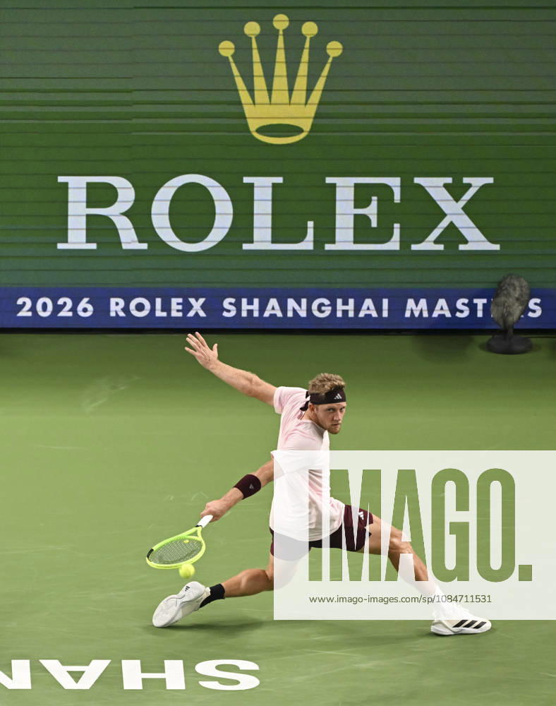 (261018) -- SHANGHAI, Oct. 18, 2026 -- Alejandro Davidovich Fokina of Spain hits a return during the men s singles final match against Rafael Jodar of Spain at the 2026 ATP, Tennis Herren tour Shanghai Masters tennis tournament in Shanghai, China, Oct. 18, 2026. ) (SP)CHINA-SHANGHAI-TENNIS-SHANGHAI MASTERS-MEN S SINGLES (CN) ChenxHaoming