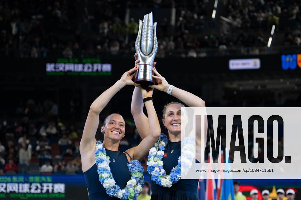 (261018) -- WUHAN, Oct. 18, 2026 -- Gabriela Dabrowski Luisa Stefani (L) hold the trophy during the awarding ceremony after the women s doubles final match between Gabriela Dabrowski of Canada Luisa Stefani of Brazil and Storm Hunter of Australia Katerina Siniakova of the Czech Republic at the 2026 Wuhan Open tennis tournament in Wuhan, capital of central China s Hubei Province, Oct. 18, 2026. ) (SP)CHINA-WUHAN-TENNIS-WUHAN OPEN-WOMEN S DOUBLES (CN) DuxZixuan