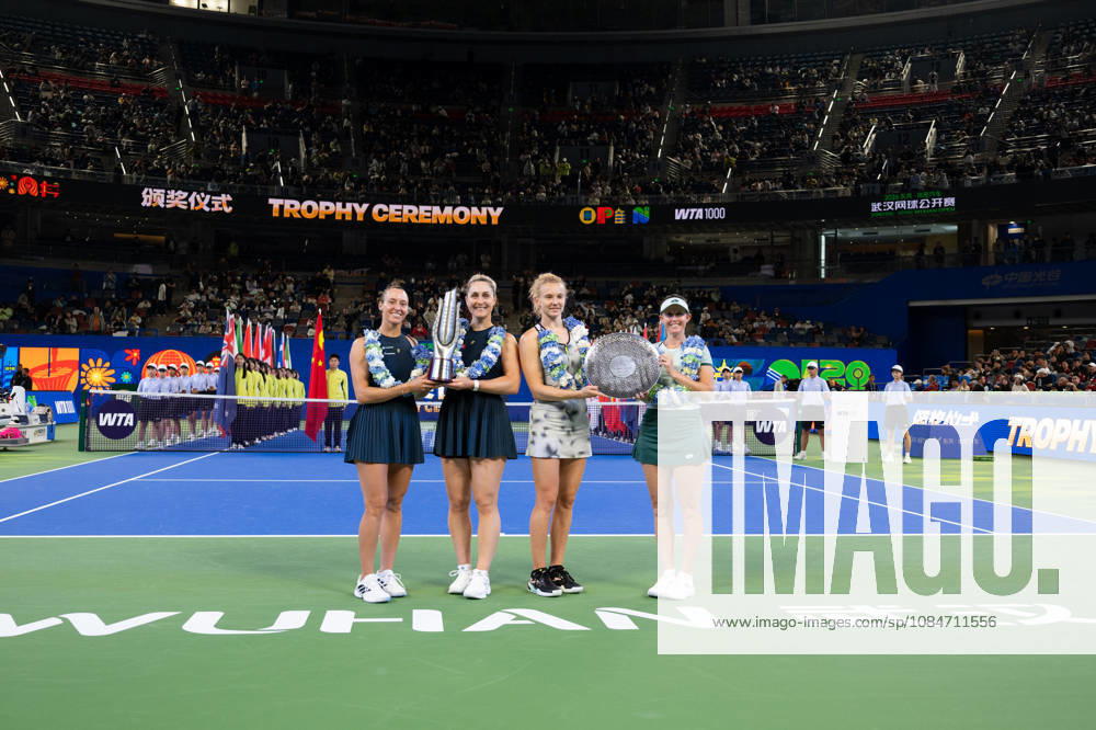(261018) -- WUHAN, Oct. 18, 2026 -- Gabriela Dabrowski (2nd L) Luisa Stefani (1st L) and Storm Hunter (1st R) Katerina Siniakova pose during the awarding ceremony after the women s doubles final match between Gabriela Dabrowski of Canada Luisa Stefani of Brazil and Storm Hunter of Australia Katerina Siniakova of the Czech Republic at the 2026 Wuhan Open tennis tournament in Wuhan, capital of central China s Hubei Province, Oct. 18, 2026. ) (SP)CHINA-WUHAN-TENNIS-WUHAN OPEN-WOMEN S DOUBLES (CN) DuxZixuan