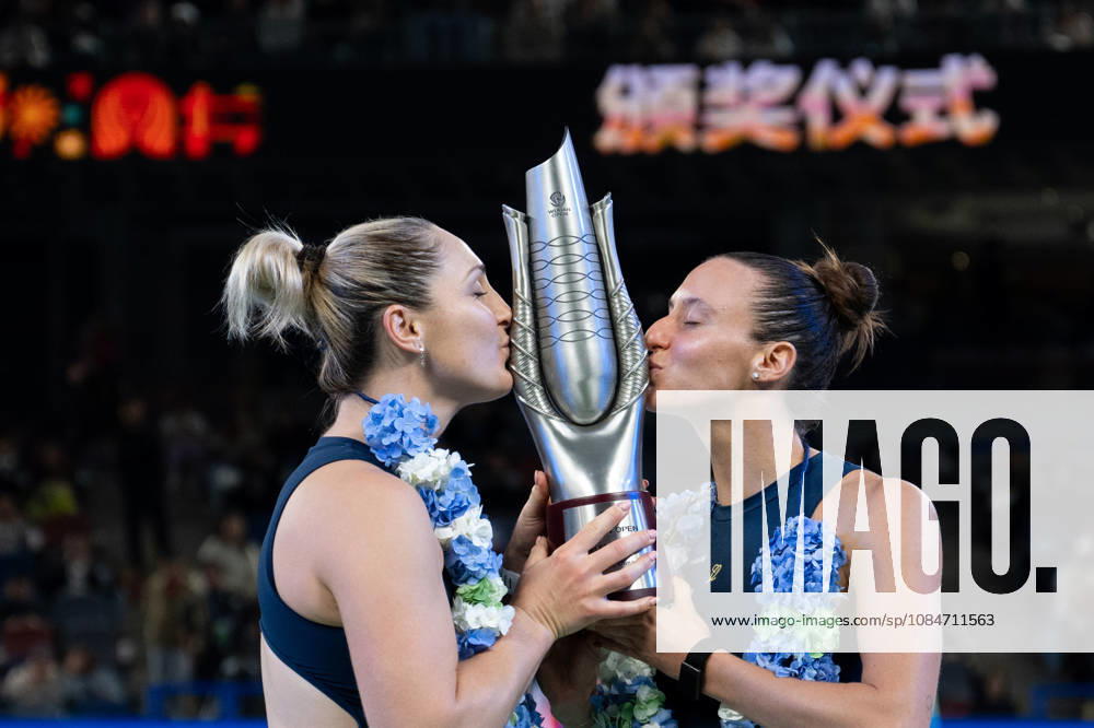 (261018) -- WUHAN, Oct. 18, 2026 -- Gabriela Dabrowski Luisa Stefani (R) kiss the trophy during the awarding ceremony after the women s doubles final match between Gabriela Dabrowski of Canada Luisa Stefani of Brazil and Storm Hunter of Australia Katerina Siniakova of the Czech Republic at the 2026 Wuhan Open tennis tournament in Wuhan, capital of central China s Hubei Province, Oct. 18, 2026. ) (SP)CHINA-WUHAN-TENNIS-WUHAN OPEN-WOMEN S DOUBLES (CN) DuxZixuan