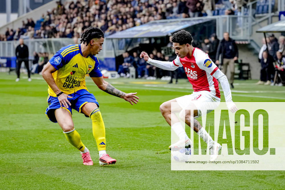 LEEUWARDEN SC Cambuur defender Devid Bouah, AZ Alkmaar forward Ro Zangelo Daal during the Vriendenloterij Eredivisie match between SC Cambuur and AZ at Kooi Stadion on October 18, 2026, in Leeuwarden, the Netherlands ED VAN DE POL EYE4IMAGES DeFodi Images