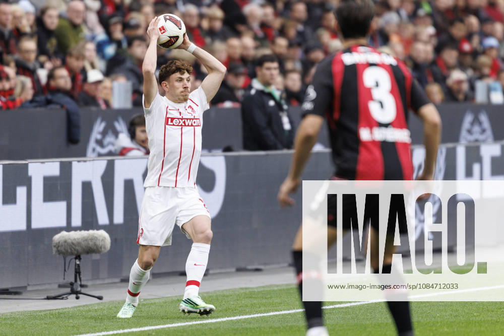 Philipp Treu (SC Freiburg, 29) makes a throw-in during the German Bundesliga match on gameday 6 between Bayer 04 Leverkusen vs. SC Freiburg at BayArena on October 18, 2026 in Leverkusen, Germany. DFL REGULATIONS PROHIBIT ANY USE OF PHOTOGRAPHS AS IMAGE SEQUENCES AND OR QUASI-VIDEO. Northrhine-Westphalia Germany