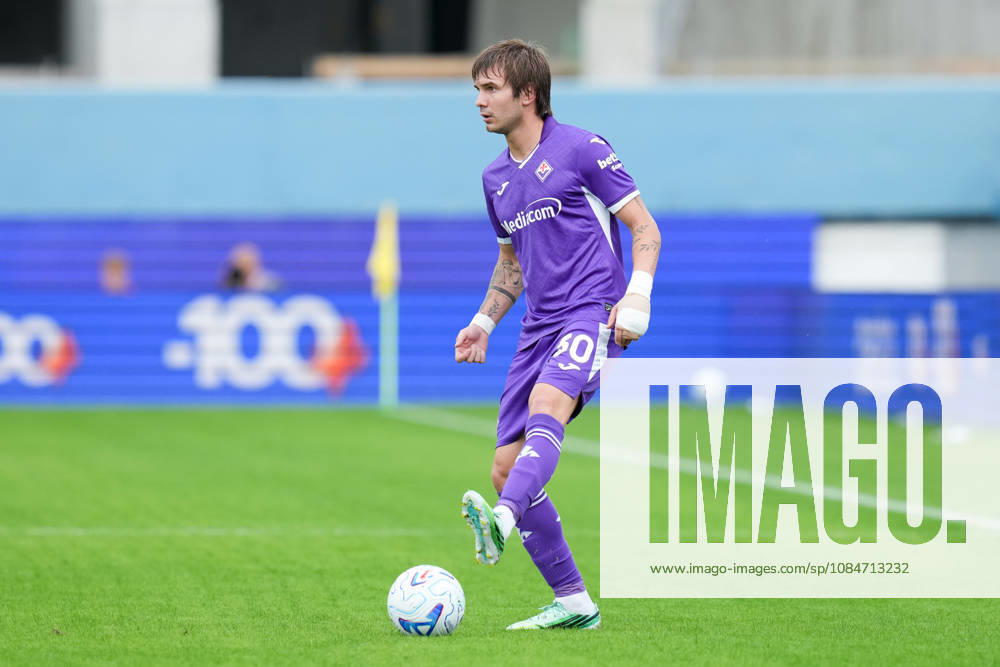 ACF Fiorentina v Como 1907 - Serie A Enilive Franco Mastantuono of ACF Fiorentina in action during the Serie A Enilive match between ACF Fiorentina and Como 1907 at Artemio Franchi Stadium on October 18, 2026 in Florence, Italy. Florence Artemio Franchi Stadium Tuscany Italy
