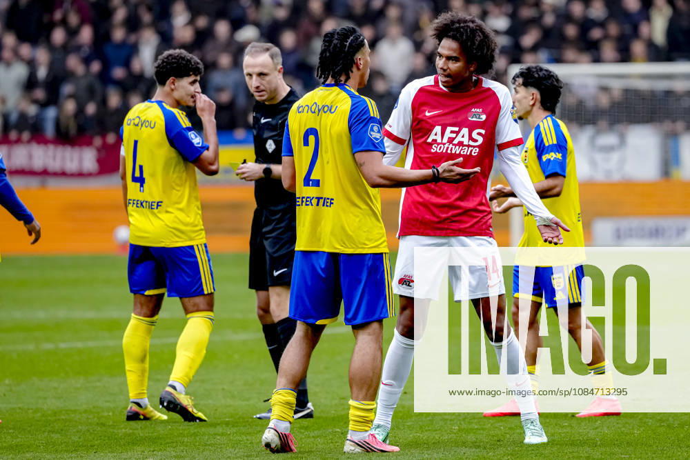LEEUWARDEN SC Cambuur defender Devid Bouah, AZ Alkmaar forward Calvin Stengs during the Vriendenloterij Eredivisie match between SC Cambuur and AZ at Kooi Stadion on October 18, 2026, in Leeuwarden, Netherlands ED VAN DE POL EYE4IMAGES DeFodi Images