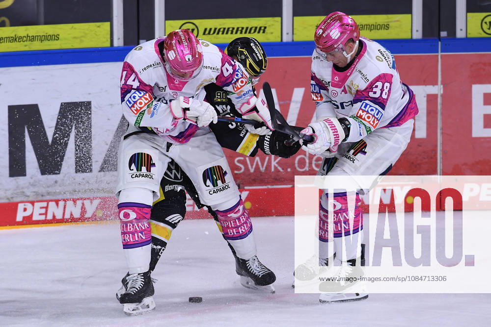 Ice Hockey Penny DEL, Matchday 10: Krefeld Pinguine vs. Eisbären Berlin on October 18, 2026, at the Yayla Arena in Krefeld. Brandon Davidson (Berlin), on the left, Yannick Veilleux (Berlin); on the right, Max Newton (Krefeld); in the background: In accordance with the guidelines of the DEL (German Ice Hockey League), the publication and further use of the footage in electronic media and on devices of any kind during the game is not permitted. xRx