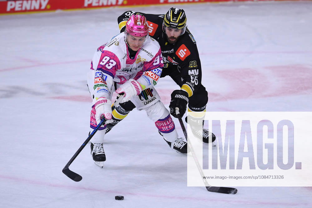 Ice Hockey: Penny DEL, Matchday 10—Krefeld Pinguine vs. Eisbären Berlin on October 18, 2026, at the Yayla Arena in Krefeld. Leonard Pföderl (Berlin), in the foreground: Davis Vandane (Krefeld); in the background: In accordance with the guidelines of the DEL (German Ice Hockey League), the publication and further use of the footage in electronic media and on devices of any kind during the game is not permitted. xRx