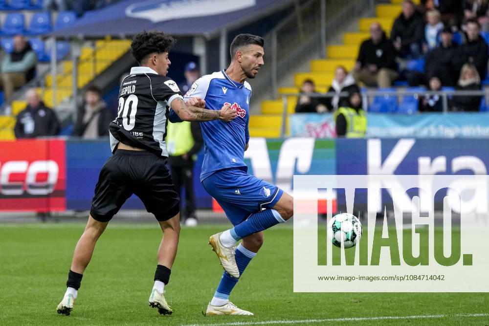 From left: Andre Leipold (Verl), 20; Klaus Gjasula (TSG II), 5, captain; tackle, game scene, duel, tackle, tackling, dynamism, action, 18 10 2026, Sinsheim, Germany, soccer, 3rd Division, TSG 1899 Hoffenheim II vs. SC Verl, DFB and DFL regulations prohibit any use of photographs as image sequences and or quasi-video