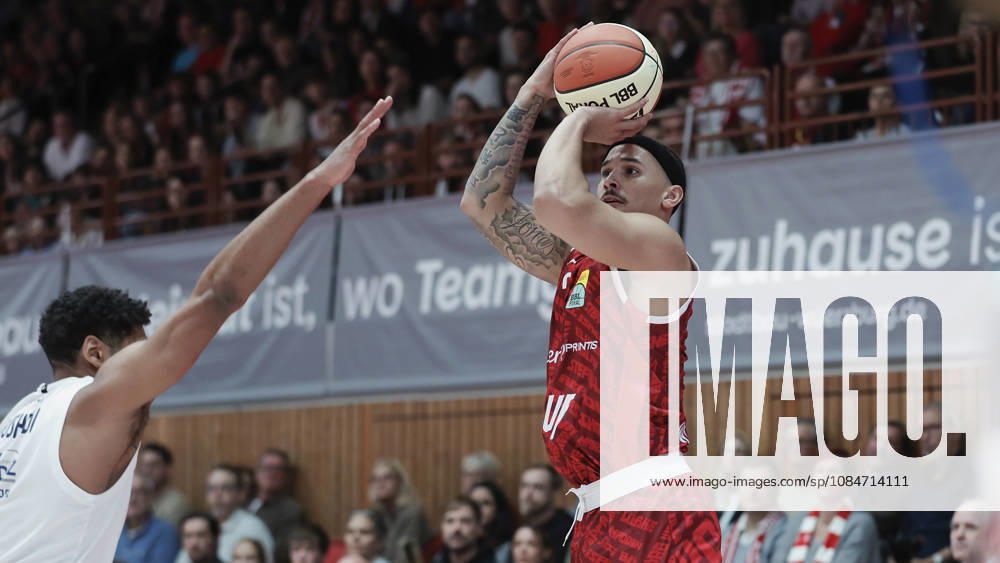 Pictured from left: Kostja Mushidi of Syntainics MBC, 10, against Max Jones of Wuerzburg Baskets, 2, with a three-pointer, 18 10 2026, Fitness First Würzburg Baskets vs. SYNTAINICS MBC, Netto BBL Cup, Round of 16, Germany, 97072, tectake Arena Würzburg,
