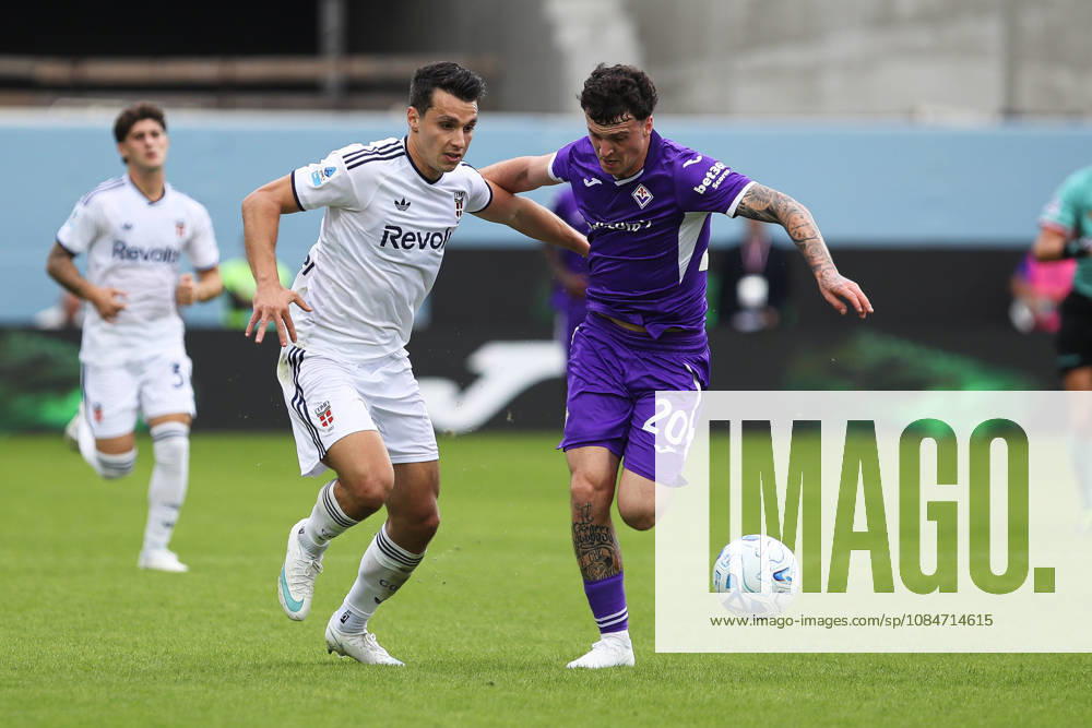 Tasos Douvikas of Como 1907 and Alex Jimenez of ACF Fiorentina compete for the ball during the serie A match between ACF Fiorentina and Como 1907 at Artemio Franchi Stadium in Firenze (Italy), October 18, 2026. massimilianoxcarnabuci