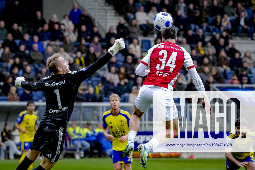 LEEUWARDEN SC Cambuur goalkeeper Thijs Jansen, AZ Alkmaar defender Mees de Wit during the Vriendenloterij Eredivisie match between SC Cambuur and AZ at Kooi Stadion on October 18, 2026, in Leeuwarden, the Netherlands ED VAN DE POL EYE4IMAGES DeFodi Images