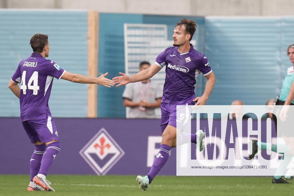 Fiorentina’s Marin Pongracic celebrates with Fiorentina’s Nicolo Fagioli after scoring the 1-2 goal for his team during the Serie A soccer match between Fiorentina and Como at the Artemio Franchi Stadium in Florence, north Italy - Sunday, October 18, 2026 -