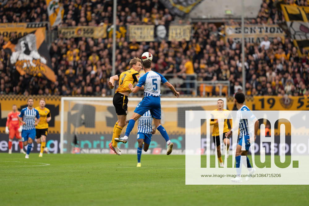 Pictured: Vincent Vermeij (9, SG Dynamo Dresden) heads the ball, and Tobias Müller (5, 1 FC Magdeburg) 18 10 2026, SG Dynamo Dresden vs. 1 FC Magdeburg, Bundesliga Matchday 8, Soccer, Germany, Dresden, Rudolf Harbig Stadium