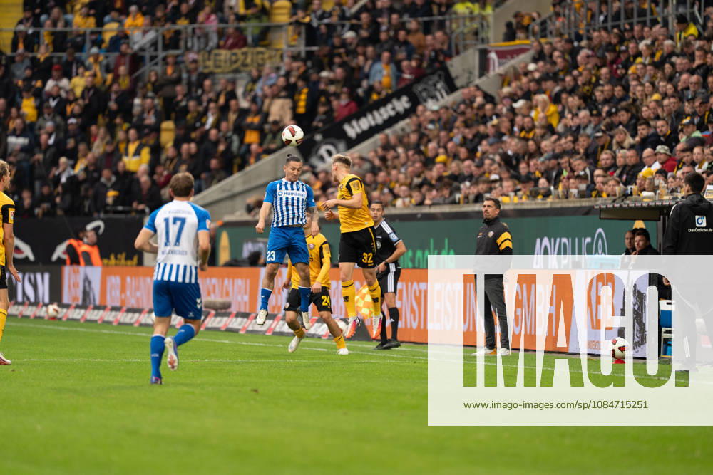 Pictured: A tackle between Baris Atik (23), 1. FC Magdeburg, and Jonas Sterner (32), SG Dynamo Dresden, on October 18, 2026, SG Dynamo Dresden vs. 1 FC Magdeburg, Bundesliga Matchday 8, Soccer, Germany, Dresden, Rudolf Harbig Stadium