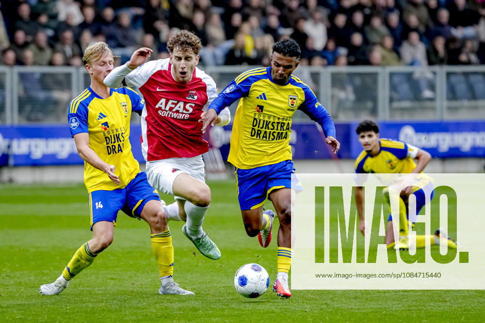 LEEUWARDEN SC Cambuur defender Billy van Duijl, AZ Alkmaar midfielder Valdemar Byskov during the Vriendenloterij Eredivisie match between SC Cambuur and AZ at Kooi Stadion on October 18, 2026, in Leeuwarden, Netherlands ED VAN DE POL EYE4IMAGES DeFodi Images