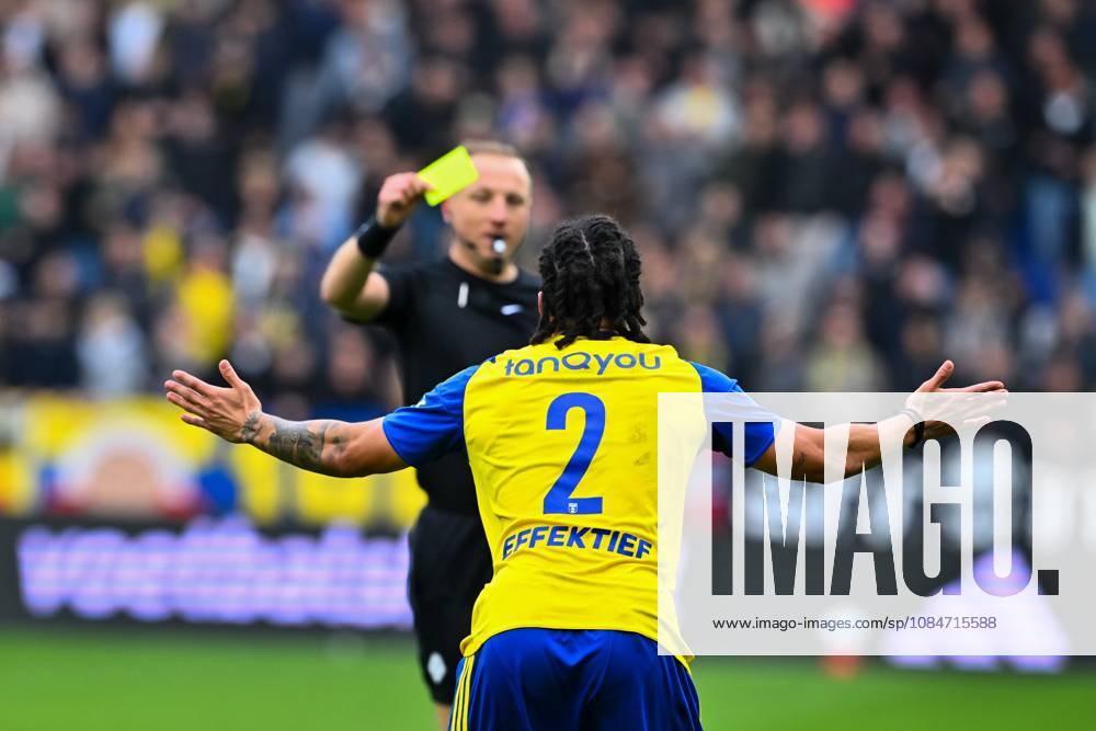 LEEUWARDEN - Devid Bouah of SC Cambuur receives a yellow card from referee Stan Teuben during the Dutch Eredivisie match between SC Cambuur and AZ Alkmaar at the Kooi Stadion on October 18, 2026, in Leeuwarden, the Netherlands. COR LASKER ANP Eredivisie 2026 27 ANPxSportx IVx 572846433 originalFilename: 572846433