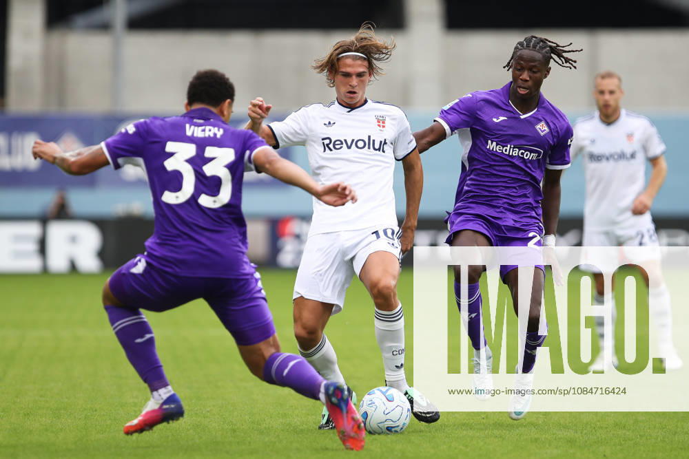 Nico Paz of Como 1907 compete for the ball with Viery of ACF Fiorentina during the serie A match between ACF Fiorentina and Como 1907 at Artemio Franchi Stadium in Firenze (Italy), October 18, 2026. massimilianoxcarnabuci