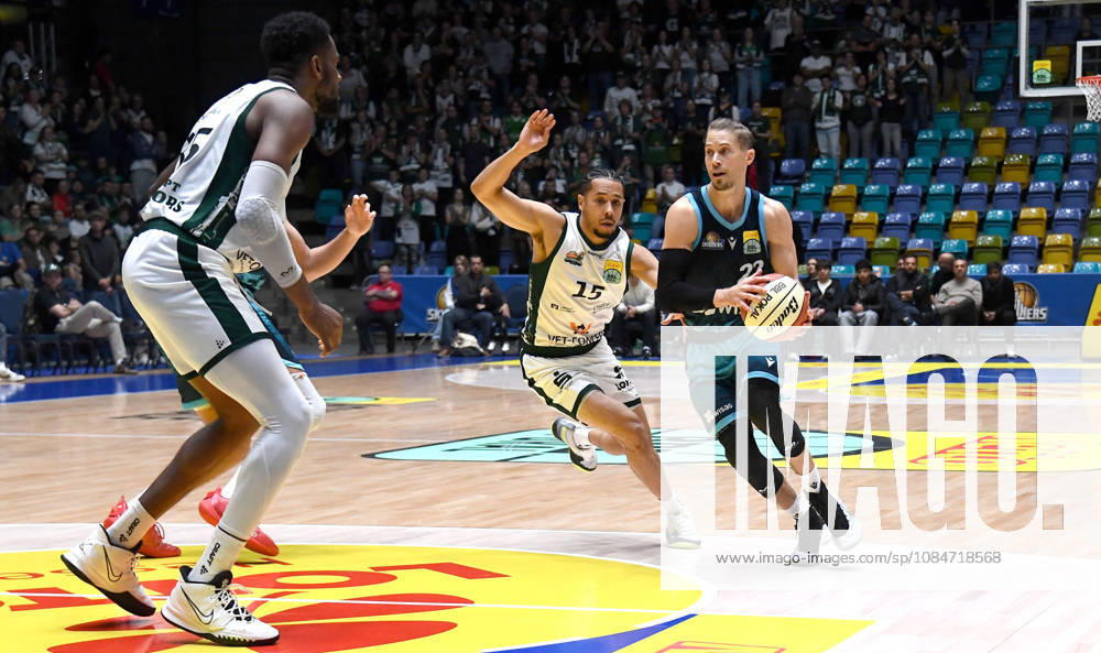 BBL Basketball Cup, Frankfurt Skyliners vs. VET Concept Gladiators Trier, l Thomas Klepeisz, Fraport Skyliners Frankfurt, Ejiofor Onu, Gladiators Trier, Jordan Roland, Gladiators Trier, one-on-one matchup, duel, Frankfurt am Main