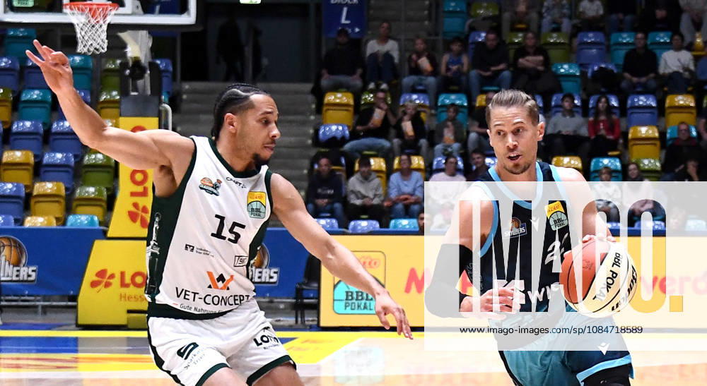 BBL Basketball Cup, Frankfurt Skyliners vs. VET Concept Gladiators Trier, from left: Thomas Klepeisz (Fraport Skyliners Frankfurt), Jordan Roland (Gladiators Trier), one-on-one, matchup, Frankfurt am Main