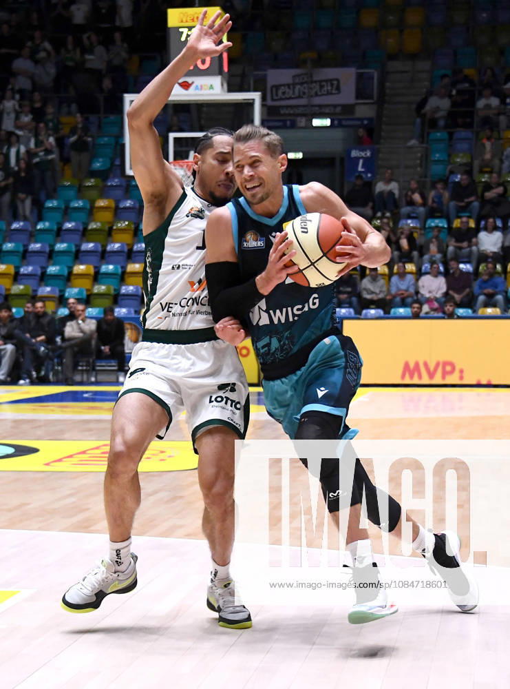 BBL Basketball Cup, Frankfurt Skyliners vs. VET Concept Gladiators Trier, from left: Thomas Klepeisz (Fraport Skyliners Frankfurt), Jordan Roland (Gladiators Trier), one-on-one, matchup, Frankfurt am Main