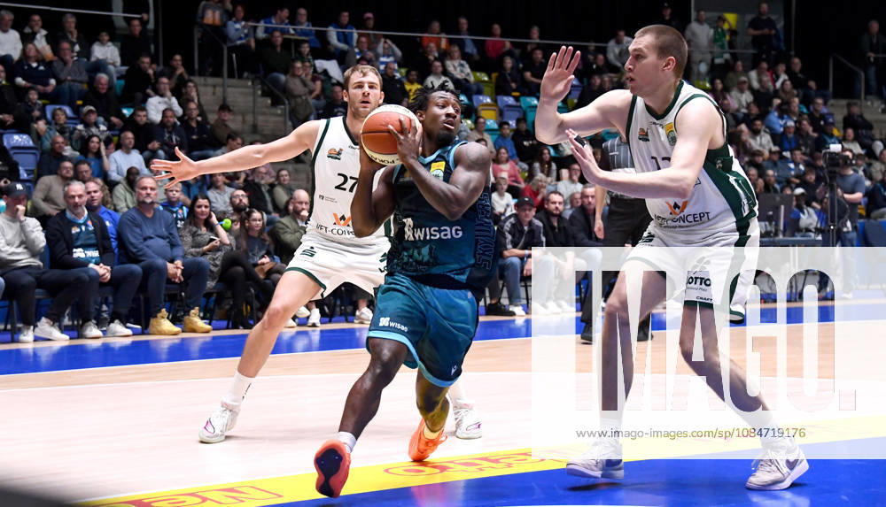 BBL Cup, Frankfurt Skyliners vs. VET Concept Gladiators Trier, featuring Isaiah Swope of the Fraport Skyliners Frankfurt, Moritz Krimmer, Gladiators Trier; Marten Linssen, Gladiators Trier; Head-to-head matchup, Frankfurt am Main