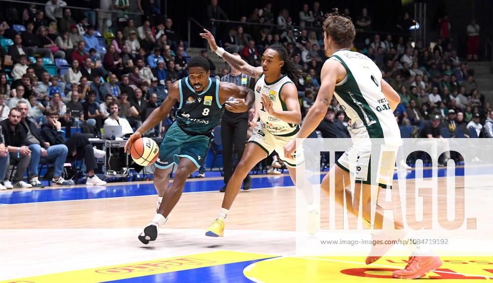 BBL Basketball Cup, Frankfurt Skyliners vs. VET Concept Gladiators Trier, featuring William Christmas of the Fraport Skyliners Frankfurt and Austin Crowley of the Gladiators Trier, head-to-head matchup, Frankfurt am Main