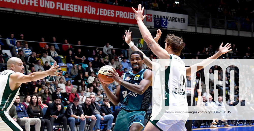 BBL Cup, Frankfurt Skyliners vs. VET Concept Gladiators Trier, featuring William Christmas of the Fraport Skyliners Frankfurt, Maik Zirbes, Gladiators Trier, Marco Hollersbacher, Gladiators Trier, one-on-one battle, matchup, Frankfurt am Main