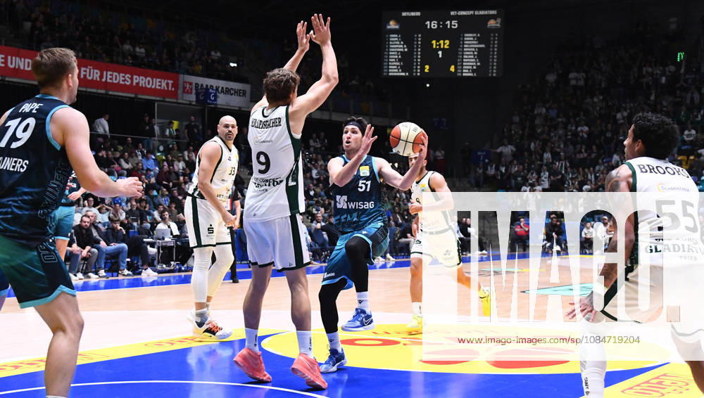 BBL Basketball Cup, Frankfurt Skyliners vs. VET Concept Gladiators Trier, Ryan Arcidiacono (Fraport Skyliners Frankfurt), Marco Hollersbacher (Gladiators Trier), head-to-head matchup, Frankfurt am Main