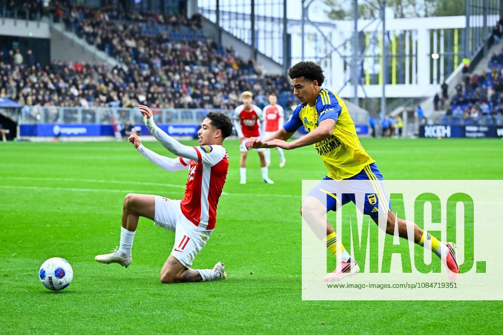 LEEUWARDEN - (lr) Ro-Zangelo Daal of AZ Alkmaar, Rafik el Arguioui of SC Cambuur during the Dutch Eredivisie match between SC Cambuur and AZ Alkmaar at the Kooi Stadion on October 18, 2026 in Leeuwarden, the Netherlands. COR LASKER ANP Eredivisie 2026 27 ANPxSportx IVx 572849515 originalFilename: 572849515
