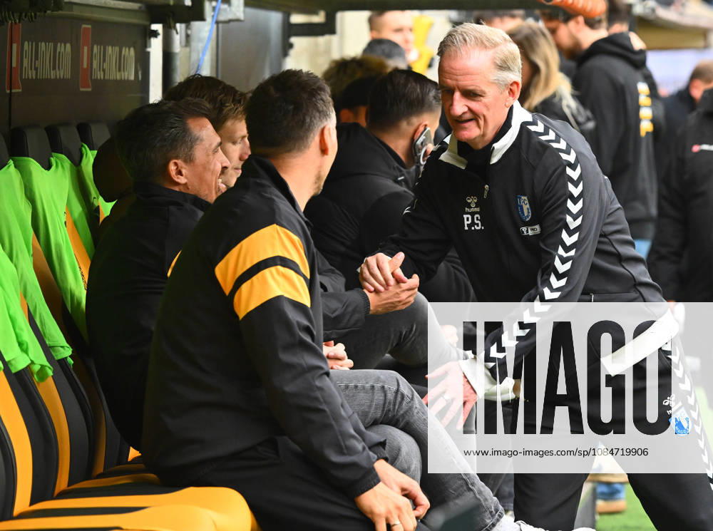 On the right, Magdeburg coach Petrik Sander greets Dresden coach Thomas Stamm on the bench; in the foreground, Sören Gonther, Dresden s sporting director, October 18, 2026, soccer, GER, 2026–2027 season, 2. Bundesliga, Second Division, Matchday 8, Rudolf Harbig Stadium, Dresden, SG Dynamo Dresden vs. 1. FC Magdeburg. DFB and DFL regulations prohibit any use of photographs as image sequences and or quasi-video,