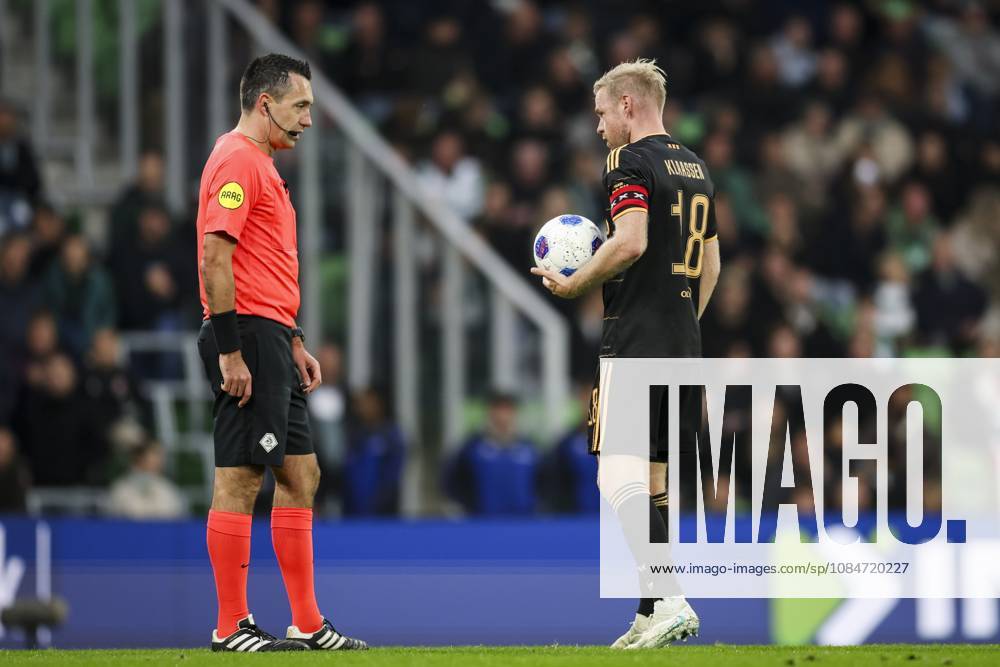 GRONINGEN - (lr) Referee Dennis Higler and Davy Klaassen of Ajax prior to a penalty during the Dutch Eredivisie match between FC Groningen and Ajax at the Euroborg stadium on October 18, 2026 in Groningen, the Netherlands. SONNY LENSEN ANP Eredivisie 2026 27 ANPxSportx IVx 572851602 originalFilename: 572851602
