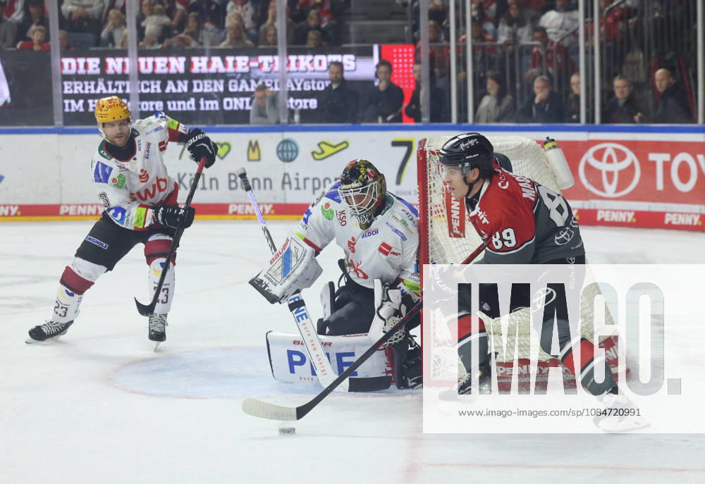 V l Max Goertz, Pinguins Bremerhaven 23; Kristers Gudlevskis, Pinguins Bremerhaven 30; Gregor MacLeod, Koelner Haie 89 GER; Koelner Haie vs. Pinguins Bremerhaven, Ice Hockey, PENNY DEL, Matchday 10, 2026–2027 season, October 18, 2026 GER, Cologne Sharks vs. Bremerhaven Penguins, Ice Hockey, PENNY DEL, Matchday 10, 2026–2027 Season, October 18, 2026 Cologne
