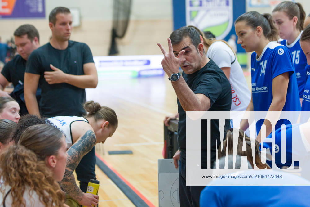 Jose Araujo Marburg, Head Coach, timeout, Halfit Lions vs. BC Marburg Blue Dolphins, women s basketball, 1st Bundesliga, DBBL, Matchday 3 of the 2026–27 season, October 18, 2026, SWH Arena, Saxony-Anhalt, Germany