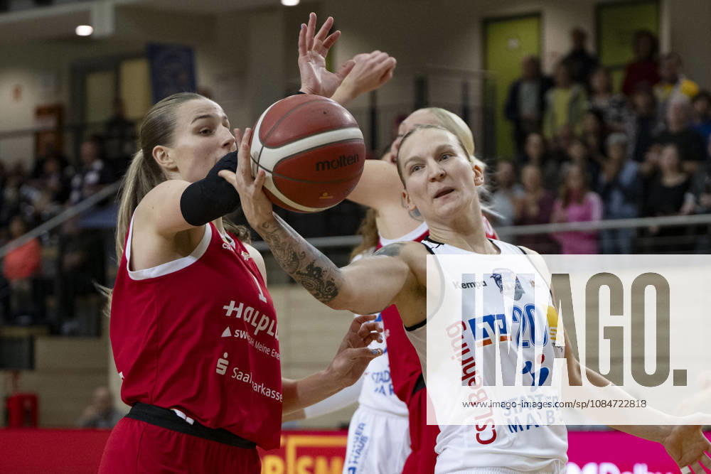 Toyota DBBL 2026–2027: HalFit Lions vs. BC Marburg Halle Saale, Germany, October 18, 2026. Pictured, from left, in a one-on-one matchup: Lee Volker (Halle) and Lea Debeljak (Marburg Halle Saale) at the swh Arena in Saxony-Anhalt, Germany