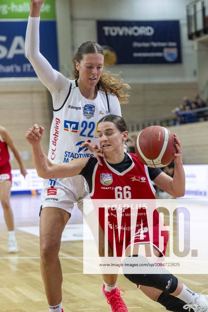 Toyota DBBL 2026–2027: HalFit Lions vs. BC Marburg, Halle an der Saale, Germany, October 18, 2026. Pictured, from left, in a one-on-one matchup: Amelia Hassett (Marburg) and Dominica Fiszer (Halle an der Saale), at the swh Arena in Saxony-Anhalt, Germany