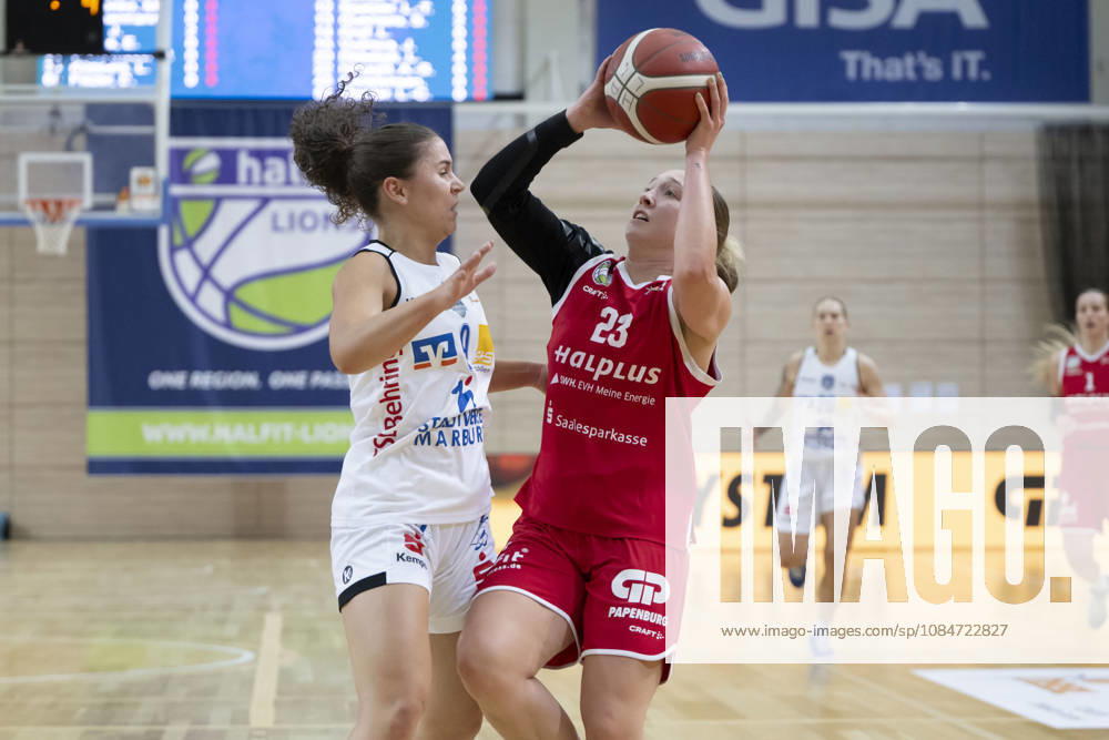 Toyota DBBL 2026–2027: HalFit Lions vs. BC Marburg, Halle an der Saale, Germany, October 18, 2026. Pictured, from left: Marianna Byvatov (Marburg) and Jordan King (Halle an der Saale), swh Arena, Saxony-Anhalt, Germany