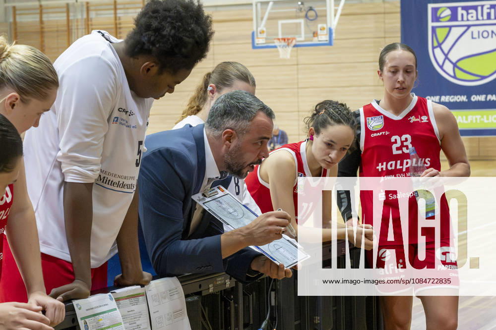 Toyota DBBL 2026–2027: HalFit Lions vs. BC Marburg, Halle an der Saale, Germany, October 18, 2026. Pictured in the center: Halle coach Timur Topal speaking to his players during a timeout at the Halle an der Saale swh Arena, Saxony-Anhalt, Germany.