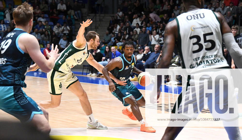 BBL Basketball Cup, Frankfurt Skyliners vs. VET Concept Gladiators Trier, featuring Isaiah Swope of the Fraport Skyliners Frankfurt and Evans Rapieque of the Gladiators Trier, head-to-head matchup, Frankfurt am Main