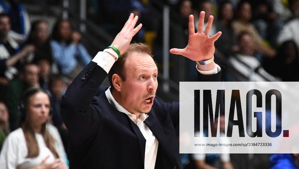 BBL Basketball Cup, Frankfurt Skyliners vs. VET Concept Gladiators Trier, Head Coach Jacques Schneider of the Gladiators Trier, facial expressions, gestures, emotions, upset, angry, dissatisfied, shocked, Frankfurt am Main