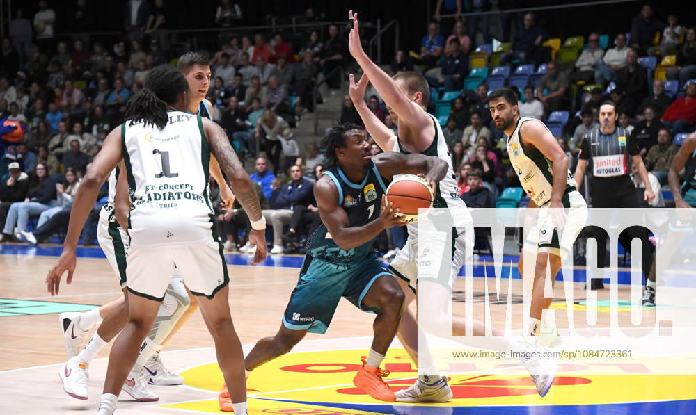 BBL Basketball Cup, Frankfurt Skyliners vs. VET Concept Gladiators Trier, featuring Isaiah Swope of the Fraport Skyliners Frankfurt and Marten Linssen of the Gladiators Trier, head-to-head matchup, Frankfurt am Main