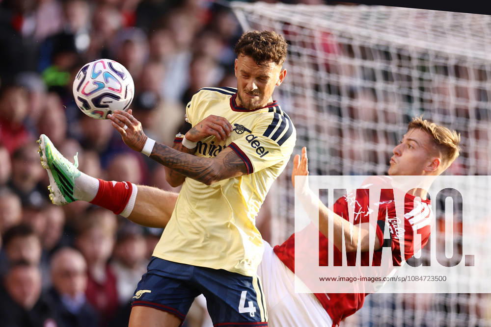 Nottingham Forest gegen Arsenal, 18. Oktober 2026, Nottingham, Premier League, Fußball: Nottingham Forest gegen Arsenal. Ben White von Arsenal im Zweikampf mit Liam Delap von Nottingham Forest. Foto: Jacques Feeney, Offside, Nottingham, Großbritannien