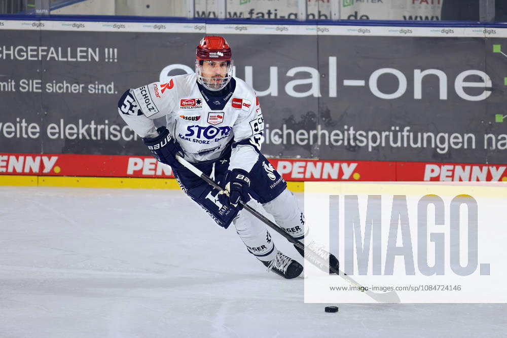Alex Trivellato, Wild Wings Schwenningen, 53 with puck GER Adler Mannheim Wild Wings Schwennigen DEL Matchday 10, 2026–2027 Season 18 10 2026 GGER Adler Mannheim Wild Wings Schwennigen DEL Matchday 10, 2026–2027 Season 18 10, 2026, Mannheim