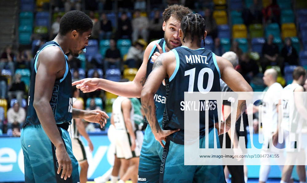 BBL Basketball Cup, Frankfurt Skyliners vs. VET Concept Gladiators Trier; from left: William Christmas (Fraport Skyliners Frankfurt), Race Thompson (Fraport Skyliners Frankfurt), Judah Mintz (Fraport Skyliners Frankfurt) in discussion; Frankfurt am Main