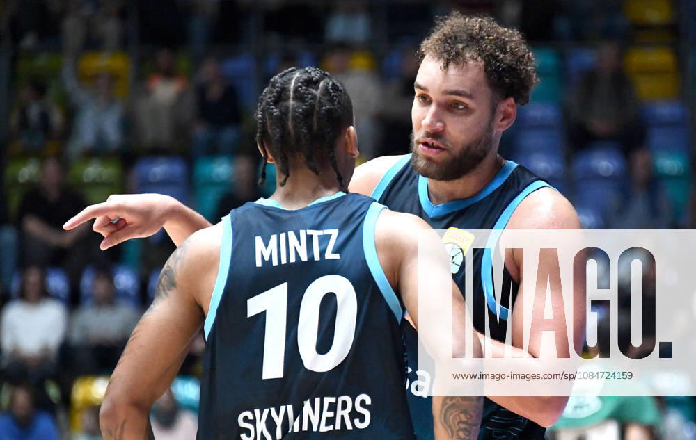 BBL Basketball Cup, Frankfurt Skyliners vs. VET Concept Gladiators Trier, Judah Mintz (Fraport Skyliners Frankfurt), Race Thompson (Fraport Skyliners Frankfurt), consulting in Frankfurt am Main