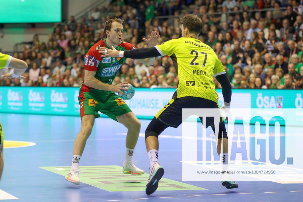 Handball, Opel HBL, SC Magdeburg vs. TVB Stuttgart,, from left: Felix Claar (Magdeburg), 7, Philipp Meyer (Stuttgart), 27, duel, battle, tackle, Magdeburg